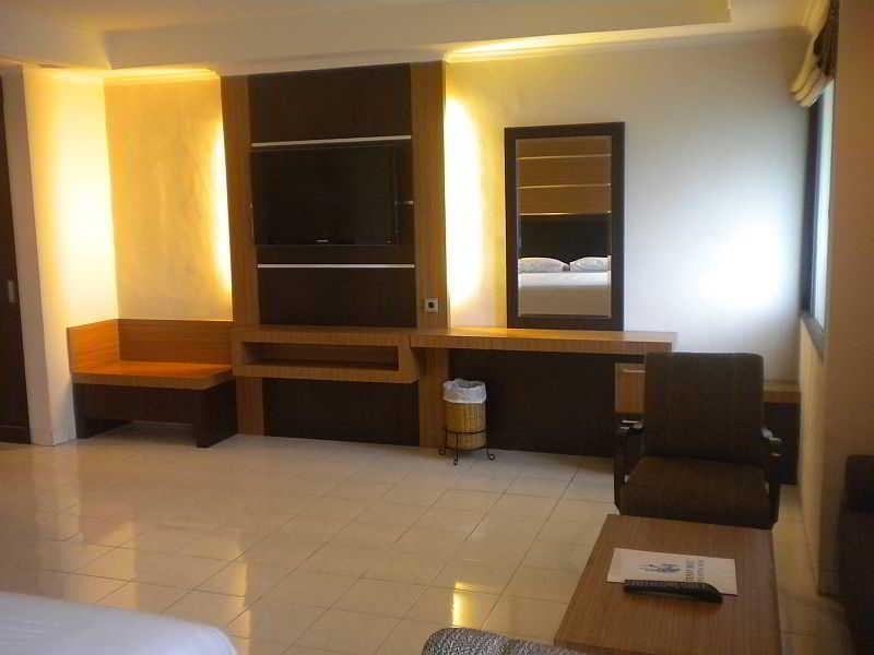Urbanview Hotel Taman Suci Denpasar Exterior foto