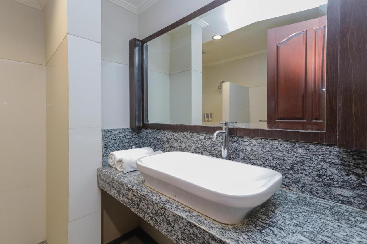 Urbanview Hotel Taman Suci Denpasar Exterior foto
