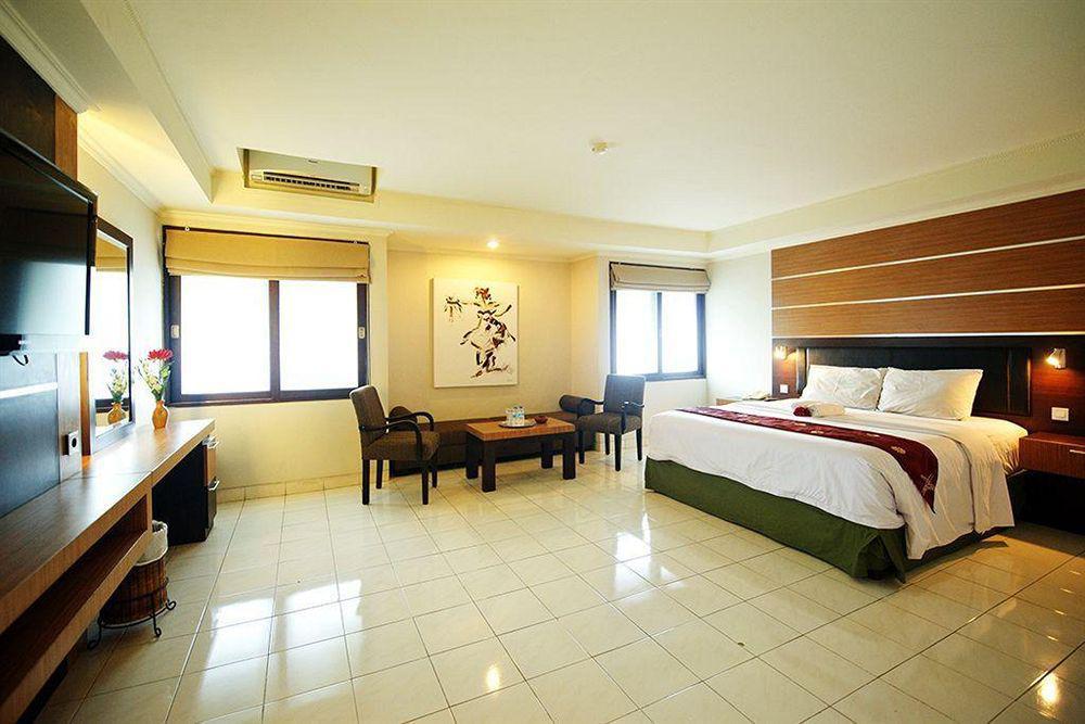 Urbanview Hotel Taman Suci Denpasar Habitación foto